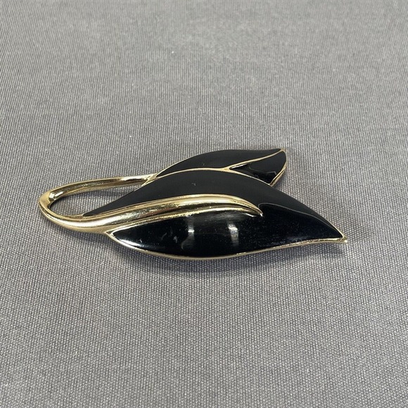 Vintage Signed Trifari Brooch Pin Gold Tone Black Enamel Leaf Design Ladies - Picture 6 of 8